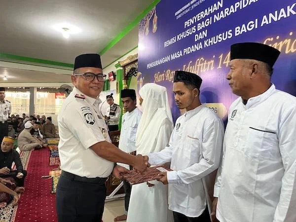 Kalapas Takalar Saat Menyerahkan Remisi
