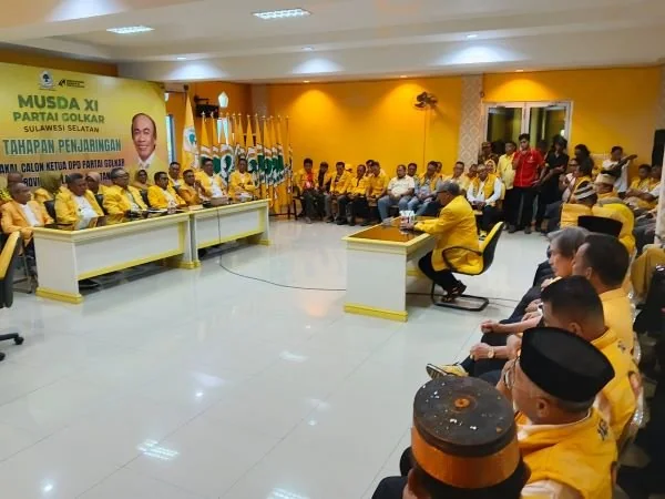 Politisi Golkar Ilham Arief Sirajuddin (IAS) saat Mengembalikan Formulir Pendaftaran Calon Ketua DPD I Golkar Sulsel (Dok: Ist).