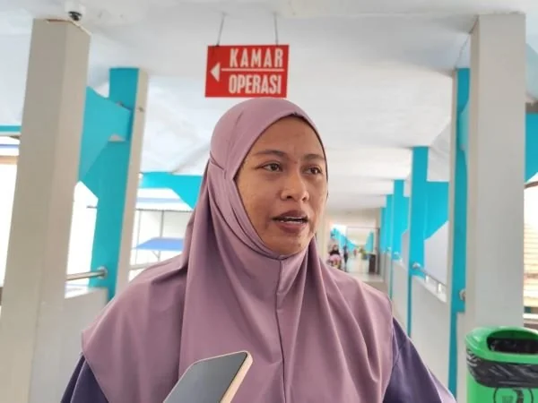 Ibu Penerima Bantuan Implan Koklea Presiden dan Kemenkes, Yeyen S. Huyo, saat diwawancara disela menunggu sang anak dioperasi (Dok : Hanifah KabarMakassar).