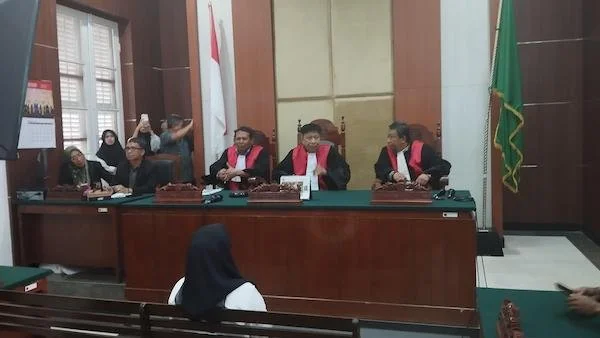 suasa PN Makassar yang dipenuhi keluarga dan kerabat korban yang akan menyaksikan sidang vonis terdakwa penipuan seleksi Akpol (Dok: Atri KabarMakassar)