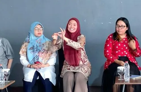 Perwakilan HWDI Sulsel Anggi (tengah), saat memaparkan persoalan aksesibilitas pada aplikasi Lontara+ (Dok: Syamsi KabarMakassar)
