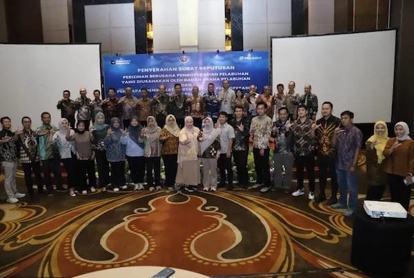 Penyerahan resmi sejumlah Izin operasi pelabuhan yang dilakukan oleh Kementerian Perhubungan RI kepada Manajemen Pelindo Regional 4 (Dok: Ist)
