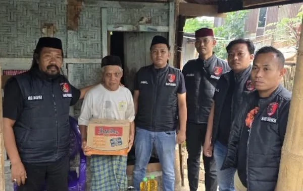 Tim Pegasus Resmob Sat- Reskrim Polres Jeneponto, Polda Sulsel, saat berbagi kebaikan kaum Dhuafa di bulan Suci Ramadan 1446 Hijriah, Jumat (14/3).