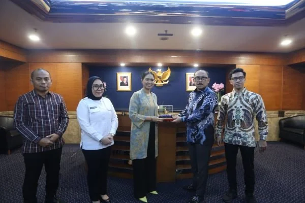 Gubernur Sulbar Suhardi Duka bersama rombongan saat bertemu Wakil Menteri Pariwisata dan Ekonomi Kreatif, Ni Luh Enik Ermawati, di Jakarta (Dok : Ist).