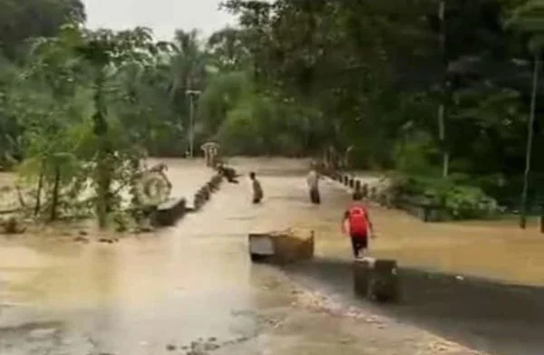 Camat Herlang Andi Fidya Samad saat terjung langsung meninjau lokasi jembatan ambruk dan sejumlah jalan rusak di wilayahnya (ist)