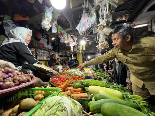 Kepala Dinas Ketahanan Pangan, Andi Muhammad Arsjad saat meninjau ketersediaan pangan di Makassar.