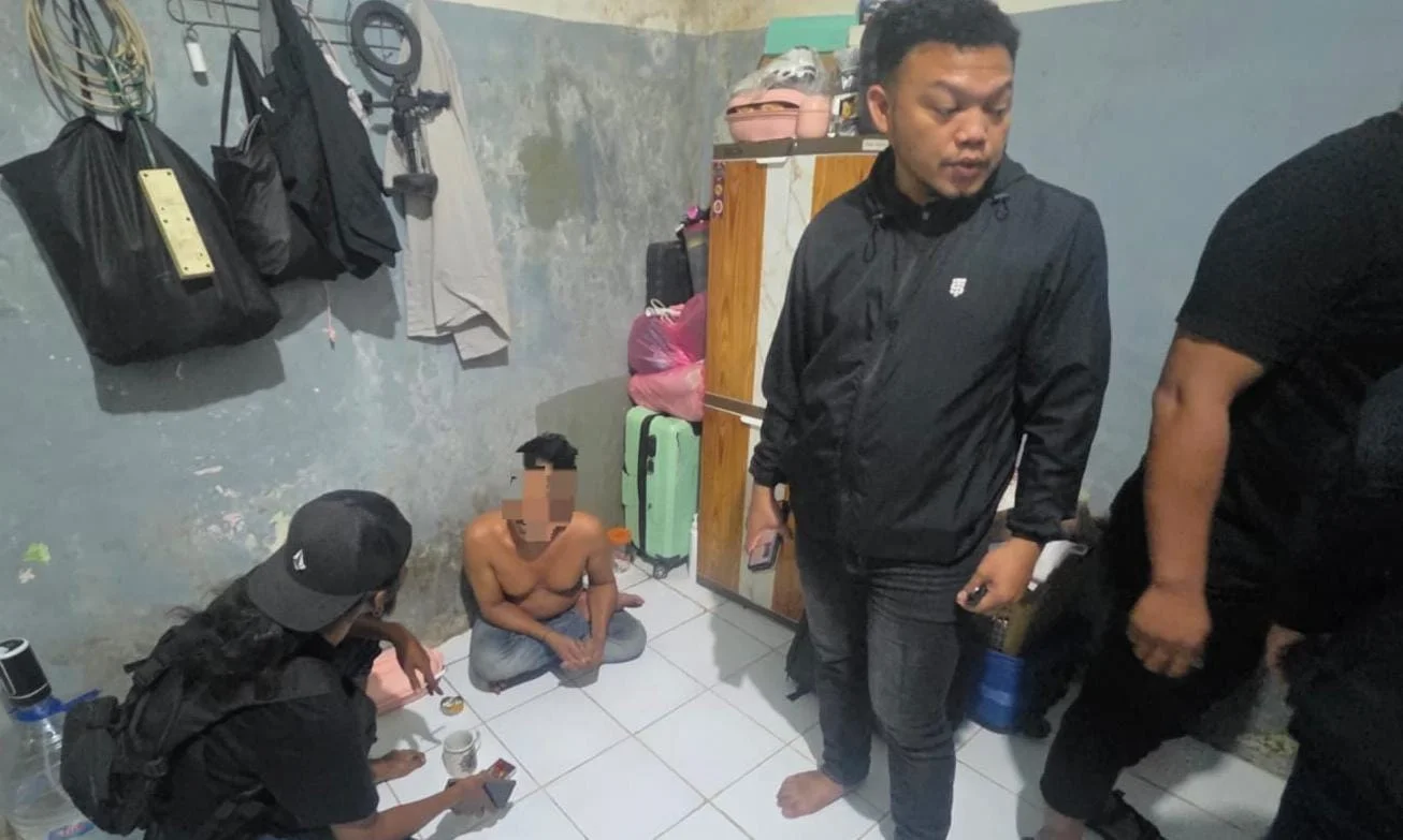saat polisi amankan pelaku di Makassar.