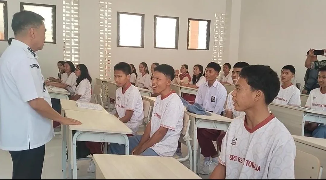 Para siswa yang menempati ruang kelas baru di Sekolah Rakyat di Lembang Marinding, Kecamatan Mengkendek (Dok: Jerni Bening KabarMakassar)