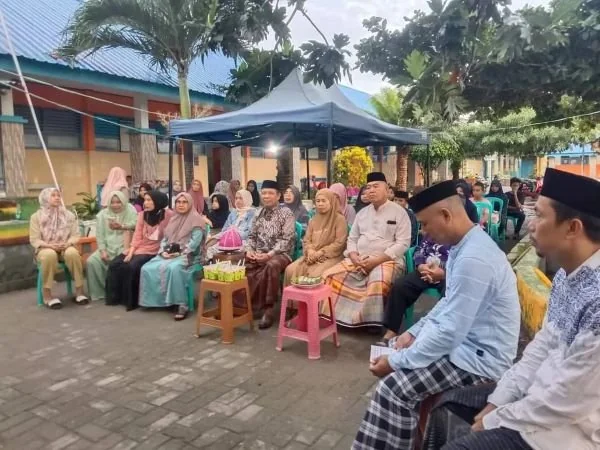SMP Negeri 32 Kabupaten Bulukumba melepas secara resmi tim Safari Ramadan 1445 H/2024.