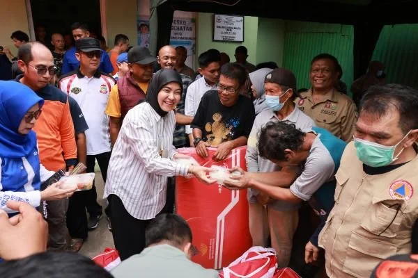 Wakil Wali Kota Makassar, Aliyah Mustika Ilham saat memberikan bantuan terdampak kebakaran Kesdam Hasanuddin (Dok : Ist).
