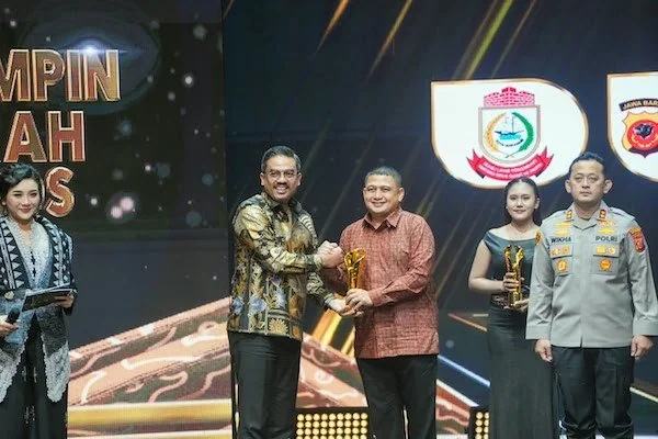 Wali Kota Makassar Munafri Arifuddin saat Menerima Penghargaan (Dok: Ist).
