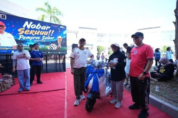 Gubernur Sulbar Suhardi Duka saat menyerahkan Doorprize sepeda listrik kepada salah satu peserta nobar. (Dok; Ist)
