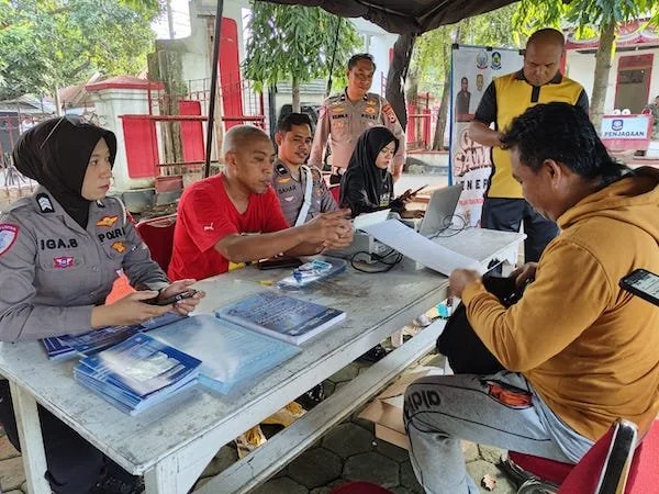 Petugas Satlantas Polres Jeneponto saat memberikan pelayanan SIM kepada warga ketika mengikuti CFD.