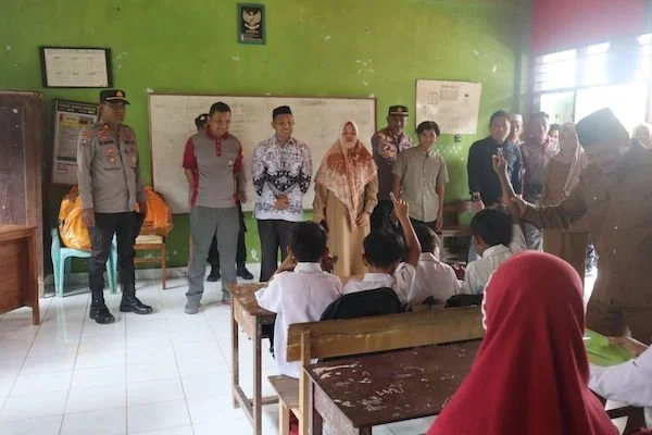 Kapolres Jeneponto, AKBP Widi Setiawan, saat membagikan seragam gratis di SDS Muhammadiyah. (Foto/ist).