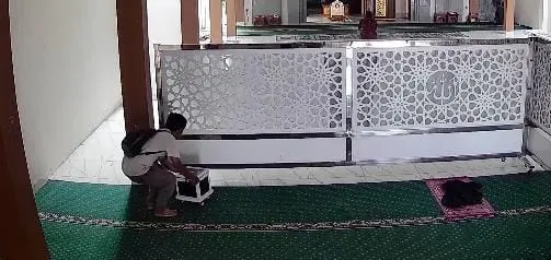 Rekaman kamera pengawas (CCTV) memperlihatkan aksi dugaan pencurian uang kotak amal di Masjid Muhammad Yusuf, kawasan Pasar Sentral, Kabupaten Takalar, Sulawesi Selatan. (Foto: Tangkapan Layar CCTV)