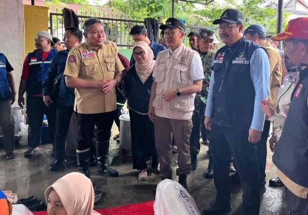 Pj Gubernur Sulsel, Prof Zudan Arif Fakrulloh bersama Mensos RI, Saifullah Yusuf di dapur umum Antang (Dok: Ist).