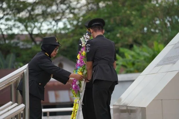 Kakanwil Kemenkumham Sulsel ikuti Tabur Bunga Hari Pengayoman ke-79 di Taman Makam Pahlawan (TMP) Panaikang (Dok : Ist).