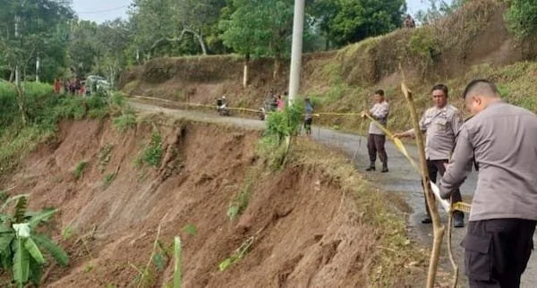 Antisipasi Bahaya Longsor, Polisi Pasang Police Line di Jalan Rawan Amblas Sinjai