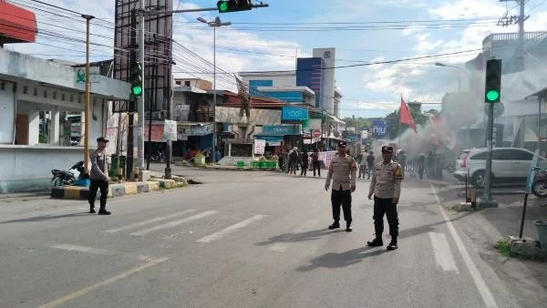 Personel Polres Majene saat mengawal aksi damai yang digelar oleh Solidaritas Perjuangan Mahasiswa Majene (Dok :I st).
