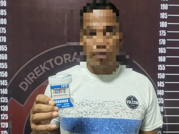 Pelaku inisial G bersama barang bukti yang berhasil di amankan Polisi (Dok : Ist).