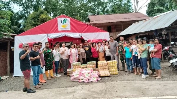 Rombongan GBI serahkan langsung bantuan logistik untuk warga di pengungsian Posko 2, (Dok : Jerni).