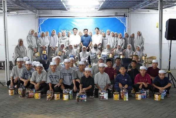 Pengurus Amsterdam Institute bersama siswa-siswi saat berbagi di bulan Ramadan (Dok: Ist)
