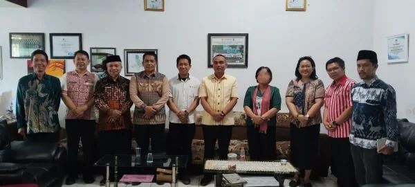 Foto bersama semua pihak usai pertemuan dengan penyelesaian persoalan yang terjadi di SMPN 2 Bonggakaradeng. (Dok: Jerni)