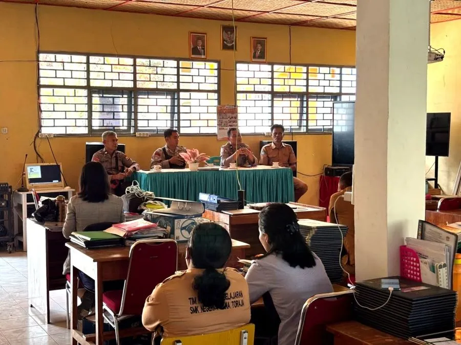 Sat Binmas Polres Tana Toraja melakukan sosialisasi bahaya judi online kepada para guru SMA Kristen Makale (Dok: Ist)