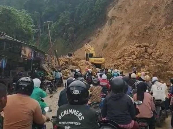Buka-tutup jalan Trans Sulawesi di desa Takandeang, Kecamatan Tapalang (Dok : Ist)