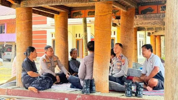 Kapolres Toraja Utara sambangi rumah duka almarhum Aris Sanda yang merupakan salah satu warga Toraja Utara yang menjadi korban peristiwa penembakan oleh Kelompok Kriminal Bersenjata (KKB) di Kabupaten Jayawijaya, Provinsi Papua Pegunungan (Dok: Ist)