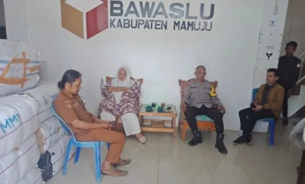Personel Polresta Mamuju yang berjaga di kantor Bawaslu Mamuju (Dok: Ist).