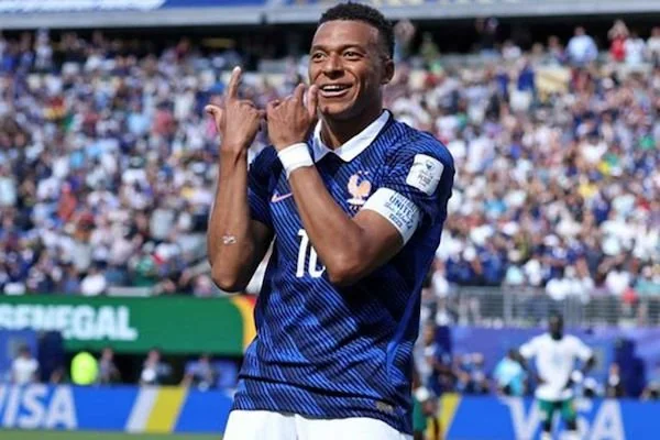 Pemain Prancis Kylian Mbappe berselebrasi setelah mencetak gol ke gawang Senegal dalam laga penyisihan Grup I Piala Dunia 2026 di Stadion MetLife, New Jersey, Selasa waktu setempat. Prancis menang 3-1 atas Senegal. (X/FifaWorldCup)