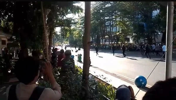tangkapan layar massa aksi di depan polretasbes Makassar (Dok:Ist)