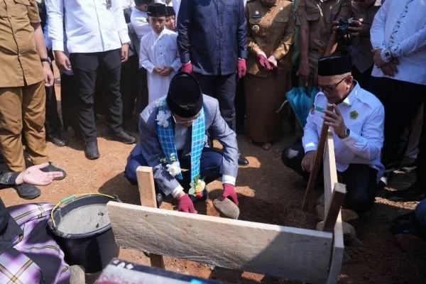 Menteri Agama Republik Indonesia Nasaruddin Umar saat meletakkan batu pertama pembangunan ponpes As'adiyah Mamuju (Dok: Ist)