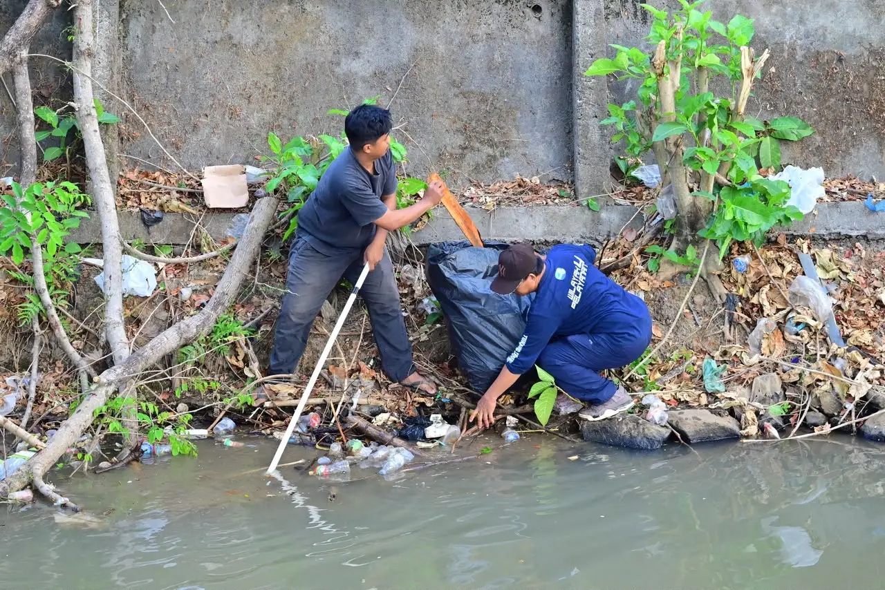 PDAM Makassar melakukan kerja bakti membersihkan saluran air baku di Jalan Abdul Dg Sirua (Dok: Ist)