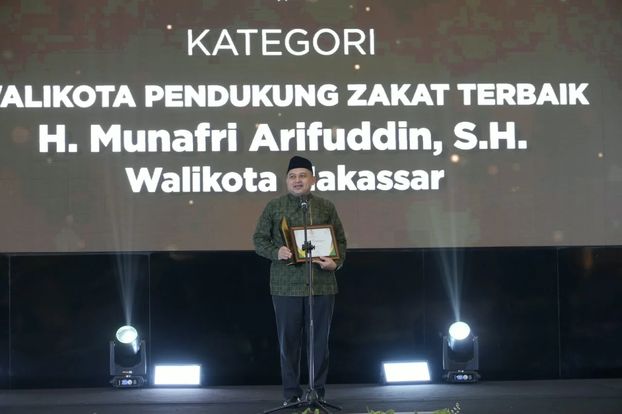 Wali Kota Makassar Munafri Arifuddin saat Menerima Penghargaan (Dok: Ist).
