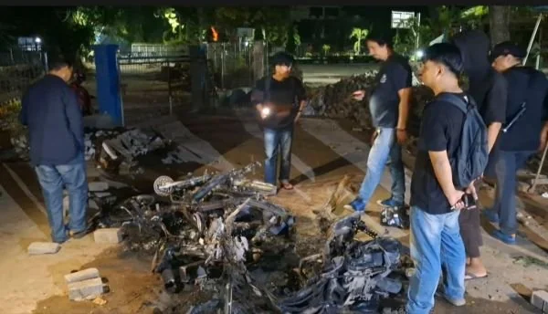 Sepeda motor yang dibakar saat aksi penyerangan di dalam kampus UNM Parangtambung. Dok. Ist