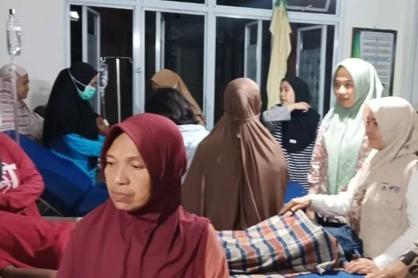 Pihak Dinkes Sulbar saat mengunjungi para korban (DOk : Ist).