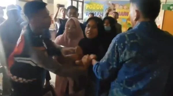 ​Kekecewaan keluarga korban di sidang agenda pembacaan putusan kasus kecelakaan lalu lintas (lakalantas). (Dok: Ist)