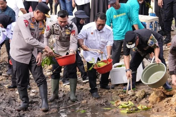 Pj Gubernur bersama Kapolda Sulbar saat menebar benih kepiting di Mamuju (Dok : Ist).