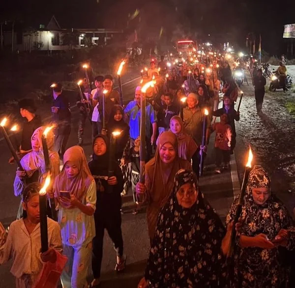 Gerakan Pemuda Muslim Uraso (Gempur) menggelar Pawai Obor dan Gema Takbir menyambut hari raya idul fitri di Desa Uraso, Luwu Utara, Selasa (09/04).
