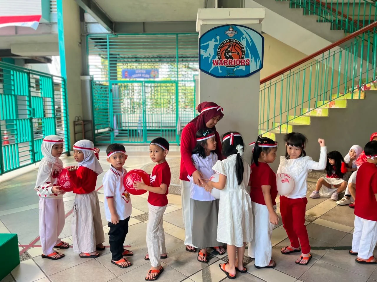Murid TK Islam Athirah Makassar mengikuti rangkaian kegiatan Semarak Merah Putih dalam menyambut HUT ke-81 Kemerdekaan RI (Dok: Ist)