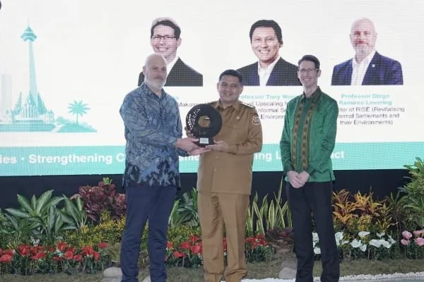 Wali Kota Munafri Arifuddin saat menerima penghargaan WRI Ross Center Prize for Cities 2025–2026. (Dok: Ist)