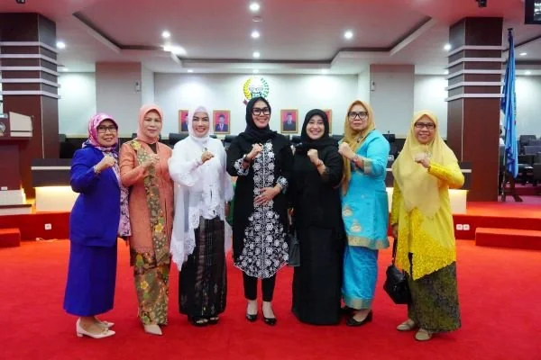 Anggota DPRD Sulsel Perempuan Ikut Rayakan Hari Kebaya Nasional (Dok : Ist).