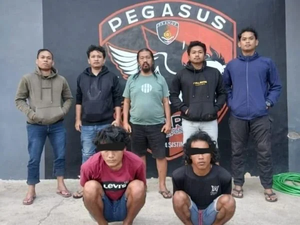 Tim Pegasus Resmob Polres Jeneponto, saat mengamankan dua pelaku pelemparan mobil di Kecamatan Tamalatea (Dok : Ist).