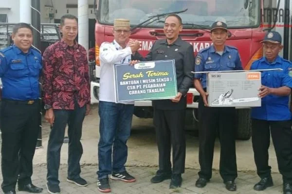 PT Pegadaian Cabang Takalar menyalurkan bantuan untuk Damkar Takalar (Dok : Ist).