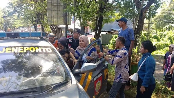 Satuan Samapta Polres Jeneponto, Polda Sulawesi Selatan (Sulsel), saat memberikan pertolongan kepada seorang ibu hamil yang hendak melahirkan ditengah jalan.