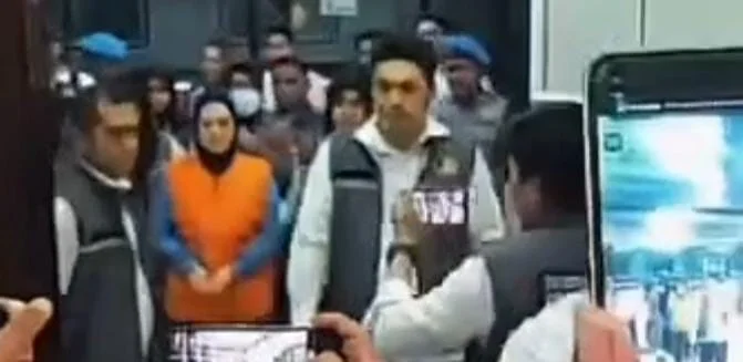Mantan Bupati Gowa Sitti Husniah Talenrang digiring petugas menuju mobil tahanan di Mapolda Sulsel, Senin (26/10/2026).