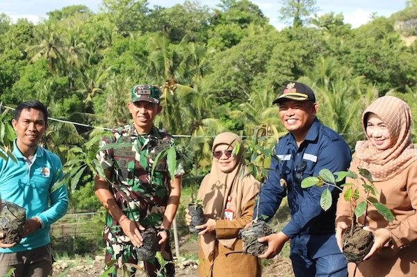 Dandim 1401 Majene saat melakukan foto bersama dinas terkait dilokasi penanaman pohon