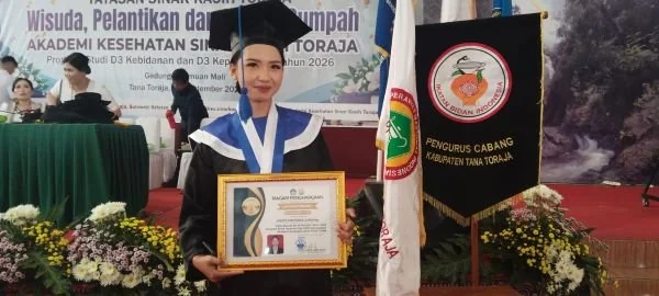 Lulusan Terbaik 1 Kristin Mutiara pada Wisuda ke IV Periode Tahun 2026 Program Studi D3 Keperawatan Akademi Kesehatan Sinar Kasih Toraja di Tammuan Mali' Makale, Tana Toraja,  (Dok: Jerni Bening KabarMakassar)